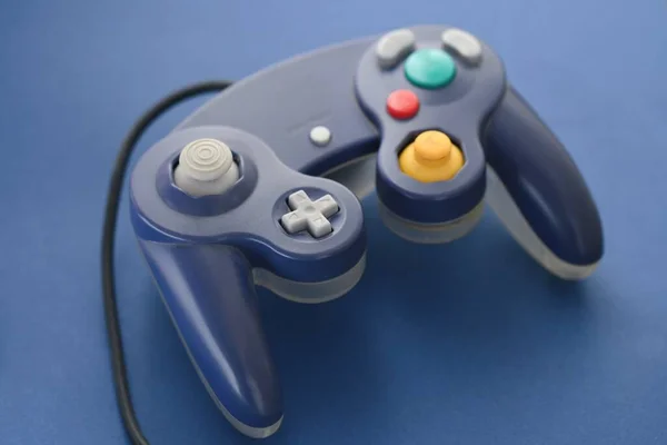 青の背景にゲームコントローラーの写真 — ストック写真