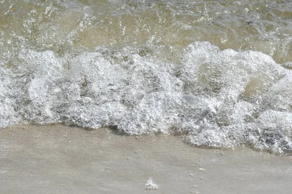 Sahilden Kıyıdan Gelen Bir Dalganın Fotoğrafı — Stok fotoğraf