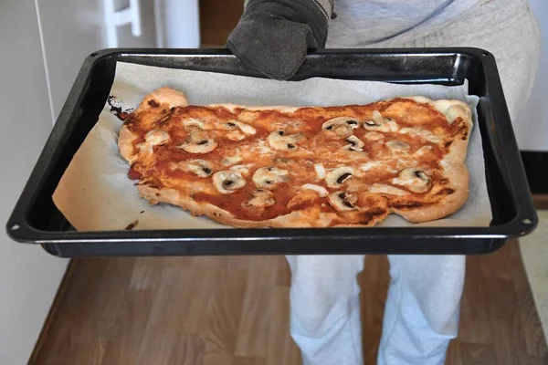 Homem Segurando Prato Quente Com Uma Pizza Caseira — Fotografia de Stock
