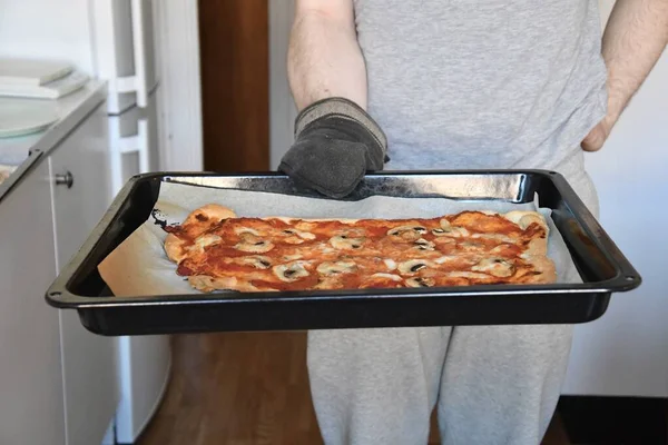 Uomo Che Tiene Piatto Caldo Con Una Pizza Fatta Casa — Foto Stock