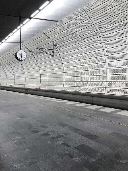 Foto Tunnelbanestation Klocka Och Modern Arkitektur — Stockfoto