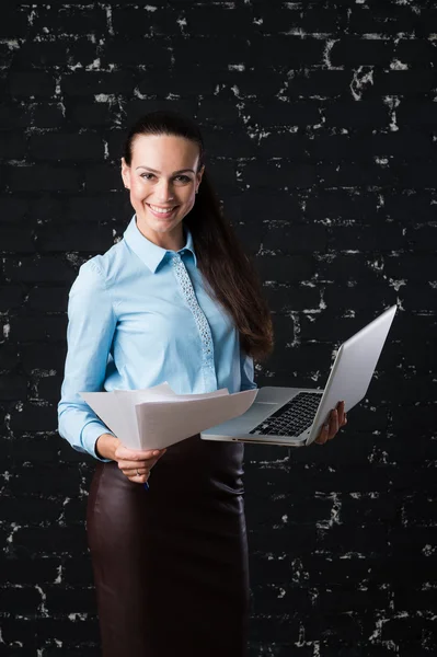 İş kadını bir modern loft ofiste dizüstü