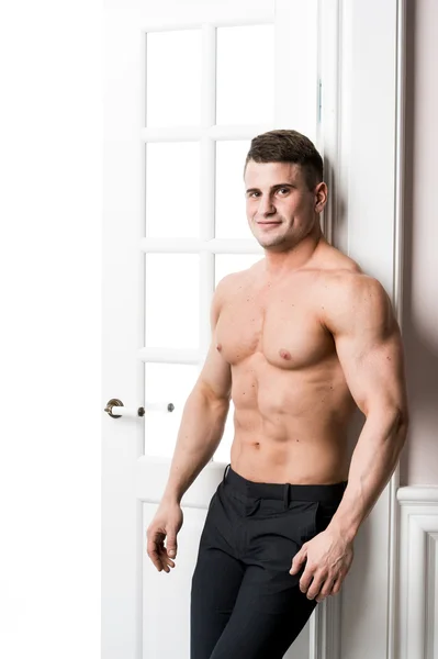 Porträt eines gut gebauten, schulterfreien, muskulösen männlichen Modells vor hellem Hintergrund — Stockfoto