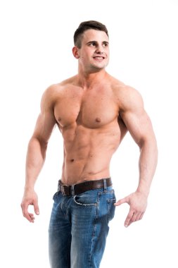 Kas vücut ve izole beyaz arka plan dışında seyir karşı abs ile seksi gülümseyen gömleksiz erkek modeli