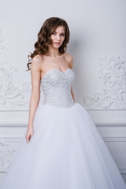 Genç güzel gelin antika iç mekan süs tasarım bir kalıp ile yapılan ayakta. Stüdyo vurdu