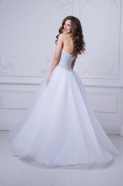 Genç güzel gelin antika iç mekan süs tasarım bir kalıp ile yapılan ayakta. Stüdyo vurdu