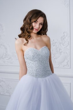 Genç güzel gelin antika iç mekan süs tasarım bir kalıp ile yapılan ayakta. Stüdyo vurdu