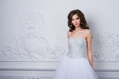 Genç güzel gelin antika iç mekan süs tasarım bir kalıp ile yapılan ayakta. Stüdyo vurdu