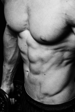 Mükemmel abs ile sportif gencin kaslı seksi gövde kapatın. Siyah ve beyaz siyah arka plan üzerine izole