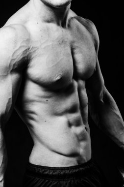 Mükemmel abs ile sportif gencin kaslı seksi gövde kapatın. Siyah ve beyaz siyah arka plan üzerine izole
