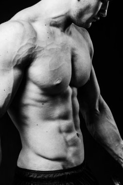 Mükemmel abs ile sportif gencin kaslı seksi gövde kapatın. Siyah ve beyaz siyah arka plan üzerine izole