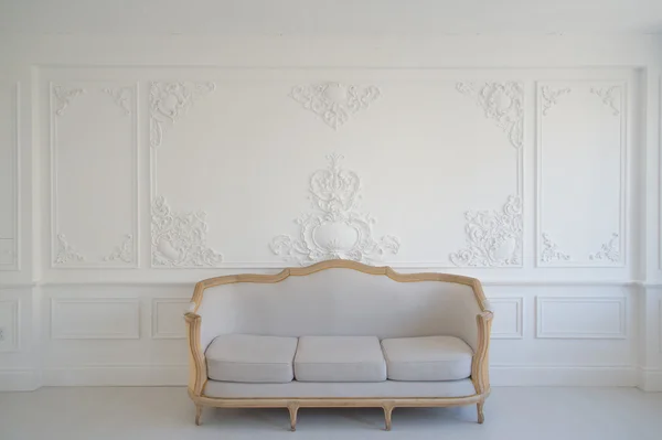 Salon avec canapé-lit élégant antique sur mur blanc design bas-relief moulures en stuc éléments roccoco — Photo