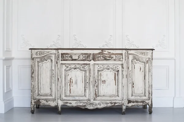 Ancien bureau de commode blanc avec peinture épluchée sur le design de mur de luxe moulures en stuc bas-relief éléments roccoco — Photo