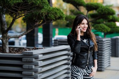 Güzel bir kadın telefonda konuşuyor.
