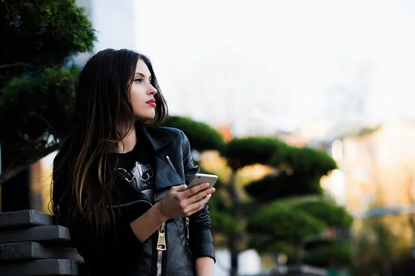 Młoda piękna kobieta pisząc wiadomość na telefon komórkowy w kawiarni ulicy. Patrząc w dół — Zdjęcie stockowe