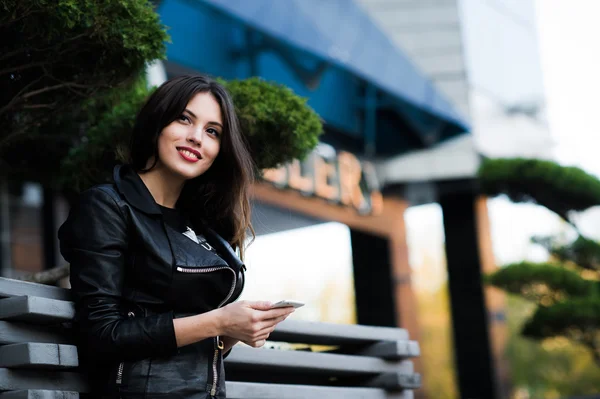 Mujer sonriente enviando sms a la calle — Foto de Stock