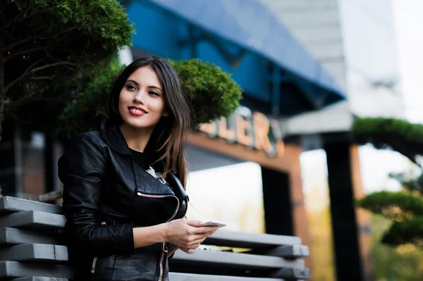 Mujer sonriente enviando sms a la calle — Foto de Stock