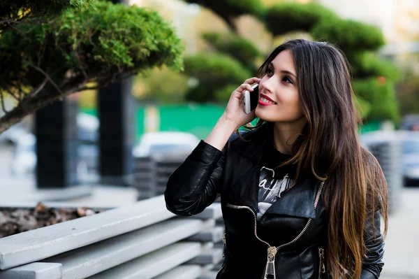 Hermosa mujer hablando por teléfono — Foto de Stock