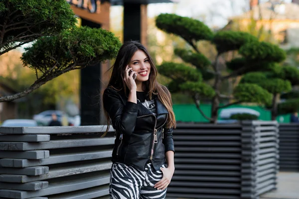 Belle femme parlant sur téléphone cellulaire extérieur — Photo
