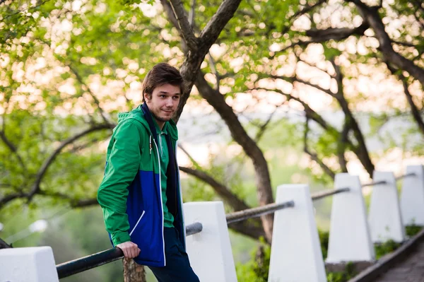 Foto de un joven usando smartphone al atardecer — Foto de Stock