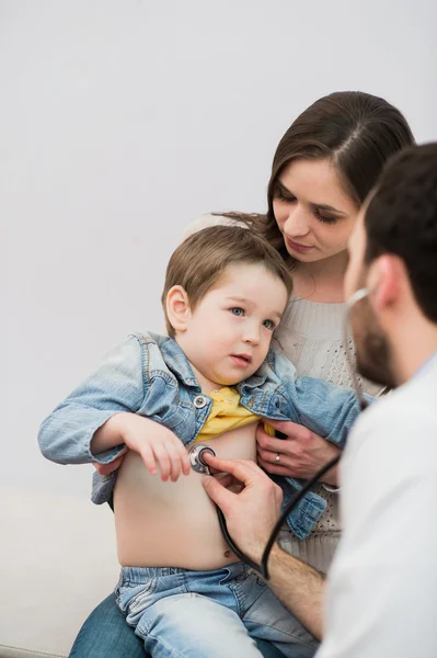 Lékař pediatr zkoumá chlapec plíce v zaměření — Stock fotografie