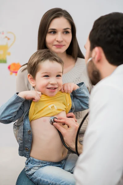 Médico pediatra examinando los pulmones del niño en foco — Foto de Stock