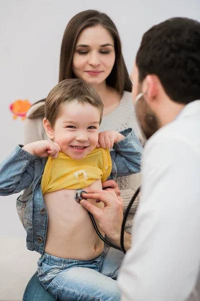 Kinderarts arts behandeling jongen longen in focus — Stockfoto