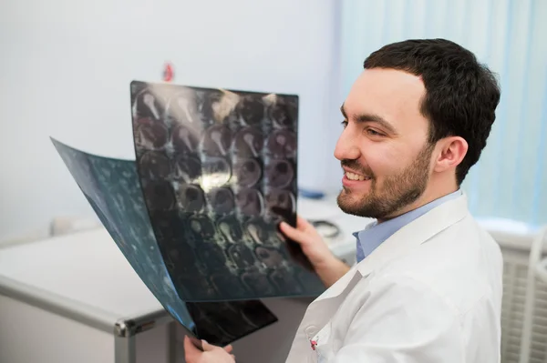 Портрет счастливого кавказского рентгенолога, сидящего у себя в кабинете — стоковое фото