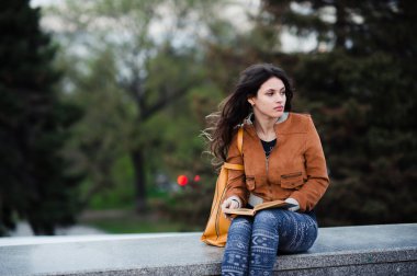 O bahar tatil, onu serbest zaman sırasında iyi bir şey sonbahar Park'ta otururken hayal muhteşem genç kadın okuyor kitap hakkında düşünceli erkek düşünen