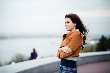 Genç güzel kız kadının Riverview kışın