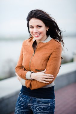 Güzel romantik kız açık havada. Uzun saçları rüzgarda. Seçici odak.