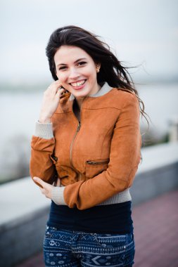 Güzel romantik kız açık havada. Uzun saçları rüzgarda. Seçici odak.