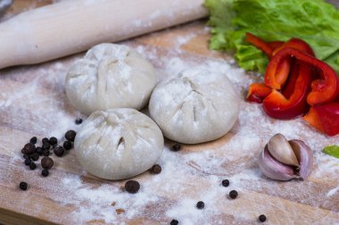 Caucasuan mutfağı - Hıngel etli yeşil koriander yaprakları hizmet.