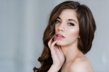 parlak bir makyaj ile güzel bir gelin portresi