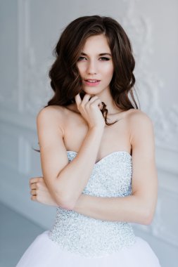 Kız saç modeli gösterir. Kıvırcık saçları holding neşeli gelin.