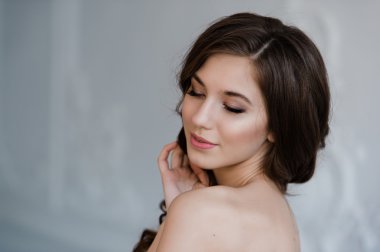 Güzel gülümseyen gelin kadın portresi gelinlik iç, poz ve gülümseyen uzun kıvırcık saçlı kapatın. Güzellik kapalı portre.