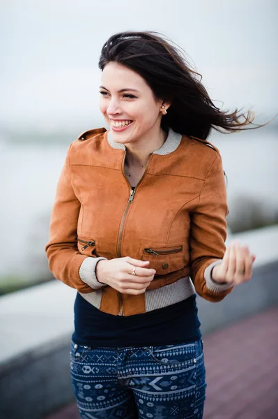 Hermosa chica romántica al aire libre. Cabello largo soplando en el viento. Enfoque selectivo . — Foto de Stock