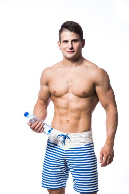 Kameraya bakarak ve gülümseyen ışık arka plan üzerinde genç güçlü atlet.