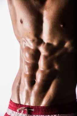 Yan görünümü gösteren ıslak spor vücut serin göğüs abs kas güçlü meme pazı studio beyaz ile poz genç kaslı atletik seksi üstsüz sıcak adam silüeti. Eğitim spor salonu boncuk ter.