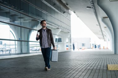 Tam vücut portre yürüyüş çanta ve kahve ile mutlu bir erkek Gezgin