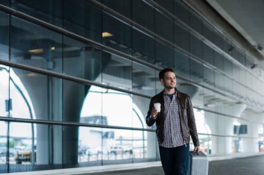 Tam vücut portre yürüyüş çanta ve kahve ile mutlu bir erkek Gezgin