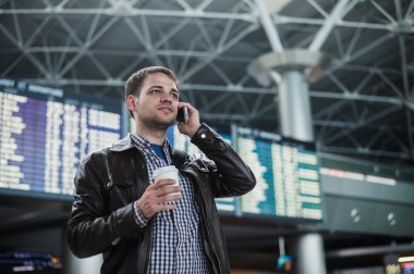 Hall istasyonu önünde kurulu programları cep telefonunda neşeli adam