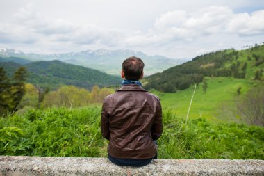 Yetişkin turist sit ve dağlara arıyorsunuz