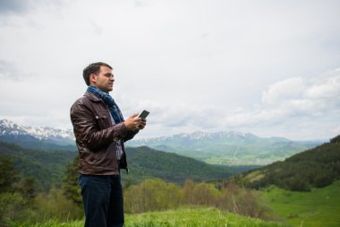 Mutlu bir adam holding tablet doğada