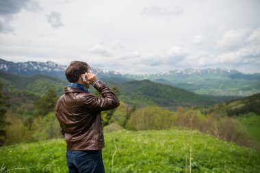 Adam arama telefon dağ