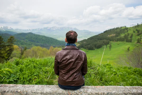Yetişkin turist sit ve dağlara arıyorsunuz