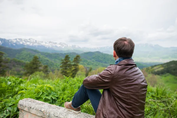 Junger Mann mit schöner Aussicht auf die Berge — Stockfoto