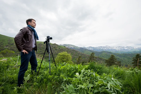 uzun yürüyüşe çıkan kimse alarak fotoğraf güzel dağ manzarası ile fotoğraf makinesi