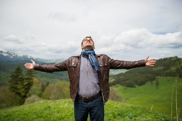 Man genieten met het gevoel van vrijheid op de top van berg — Stockfoto