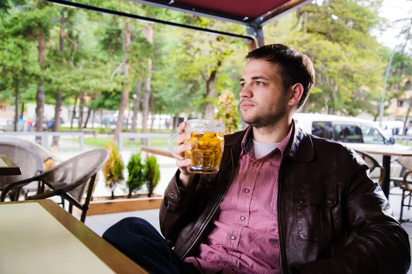Hombre sentado y relajado con una cerveza en paz — Foto de Stock